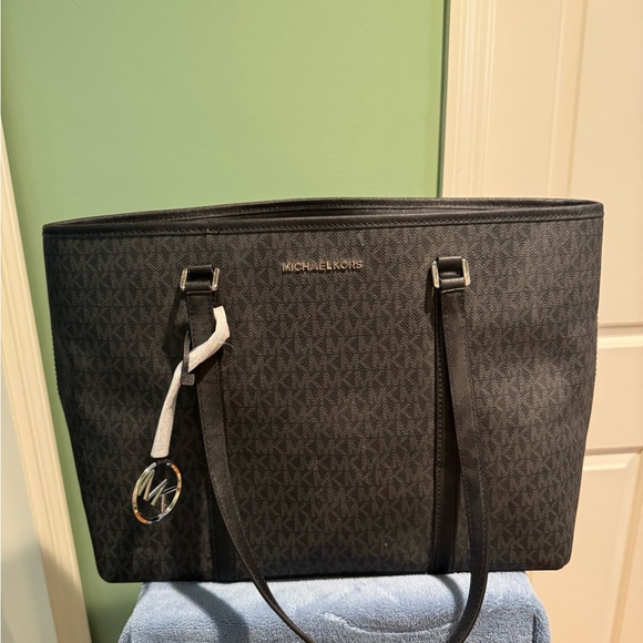 Michael Kors Handbags - NWT Michael Kors Large Sandy Black Tote